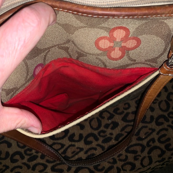 👛💜COACH Peyton Clover Purse💜👛 READ DESCRIPTION AND SEE PHOTOS AND VIDEO - Picture 6 of 15